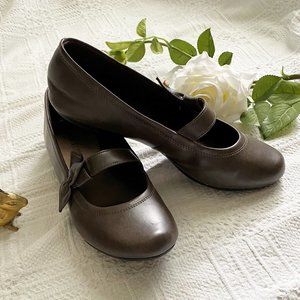 Chocolate Brown Strapped Flats--size 9